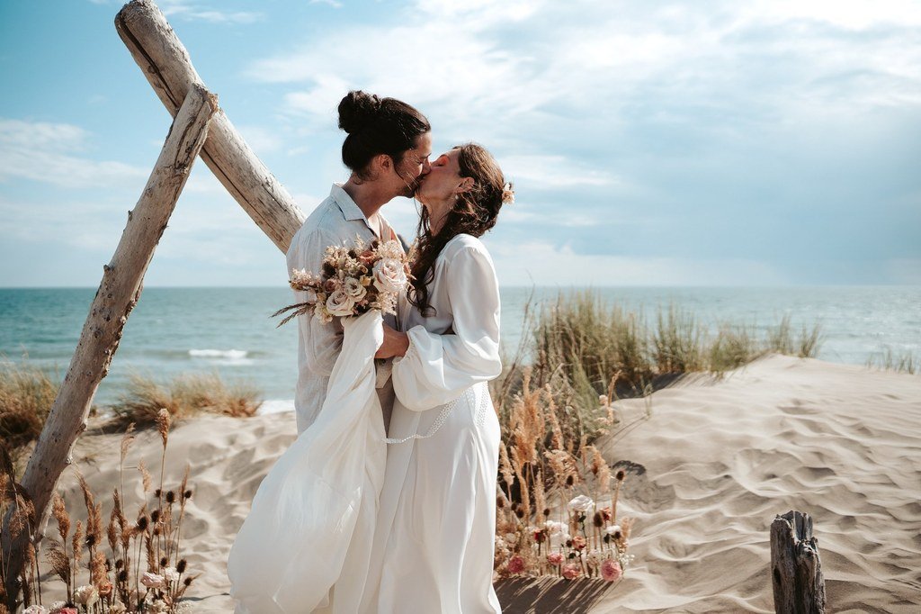 mariés a la plage mer fleur
