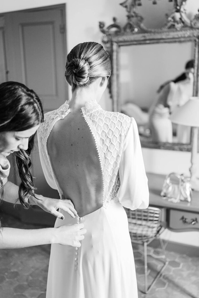 Chignon de mariée raffiné à la française pour un mariage en Provence