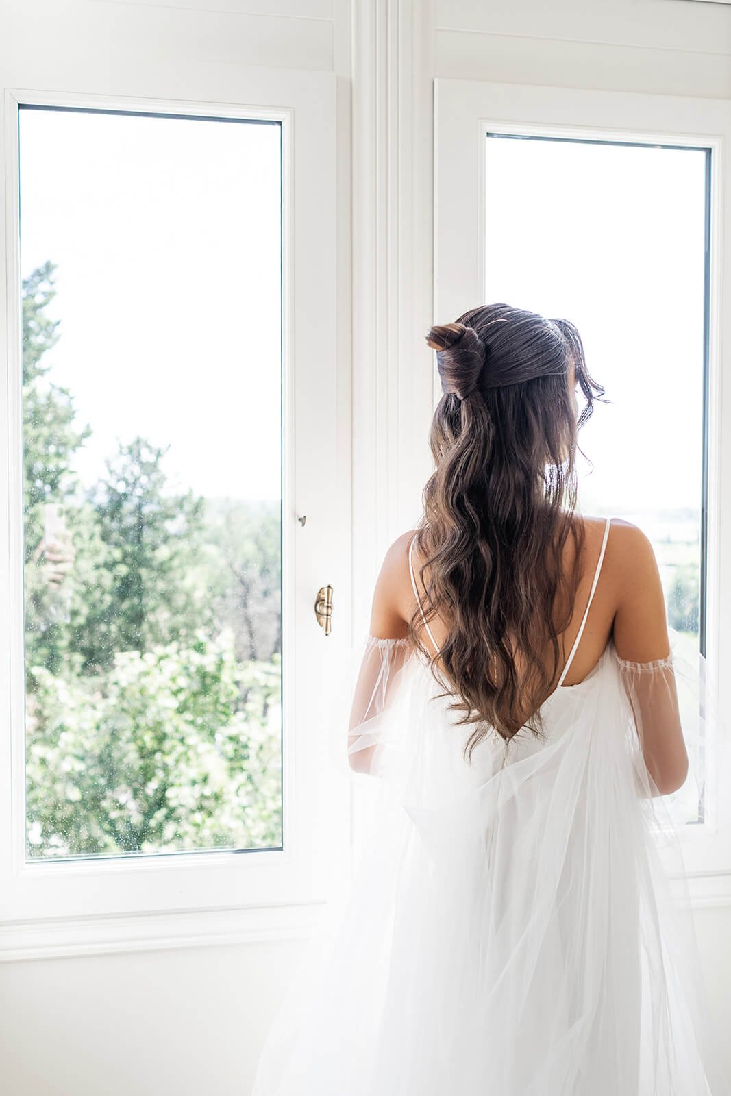 Demi-chignon élégant de mariée dans un domaine en Provence