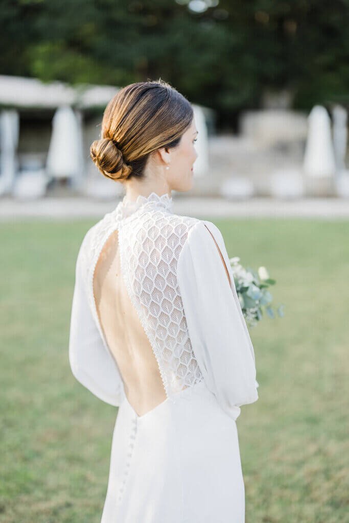 Romantic bridal hairstyle with American waves in Provence